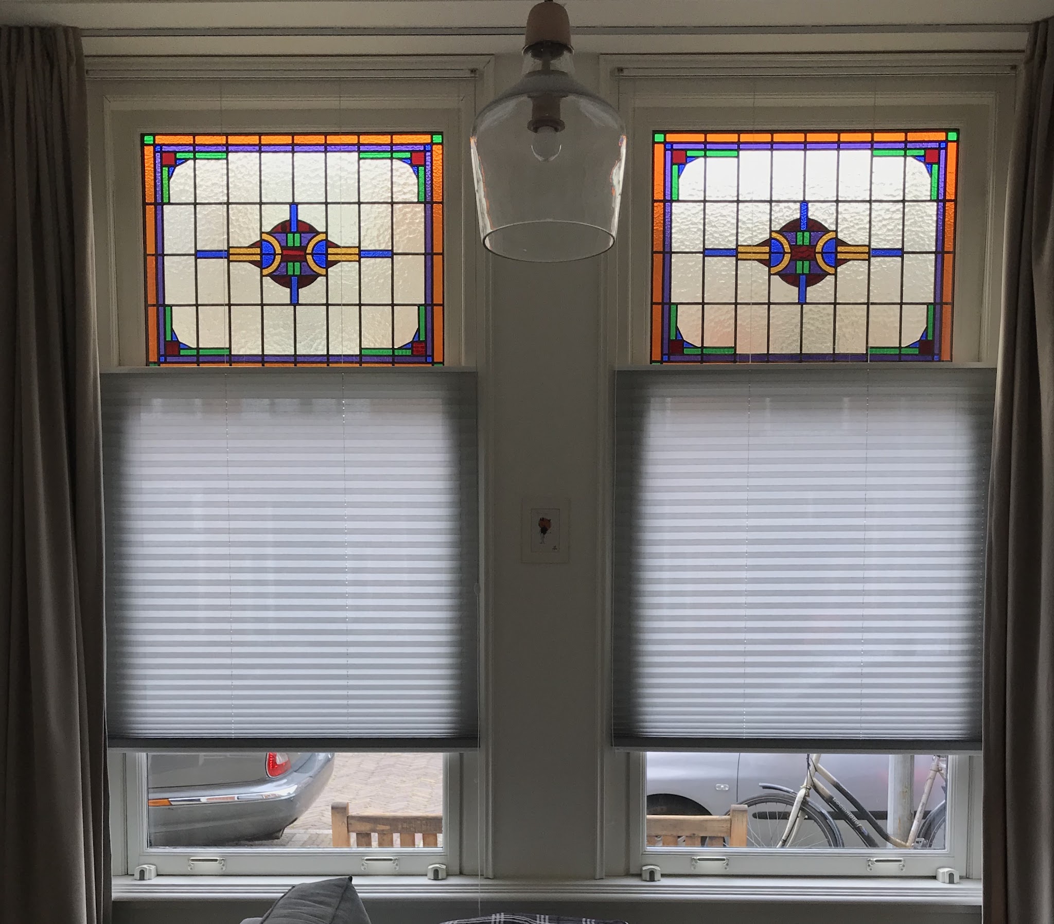 Twee bovenlichten met een blauw-goud medaillonmotief