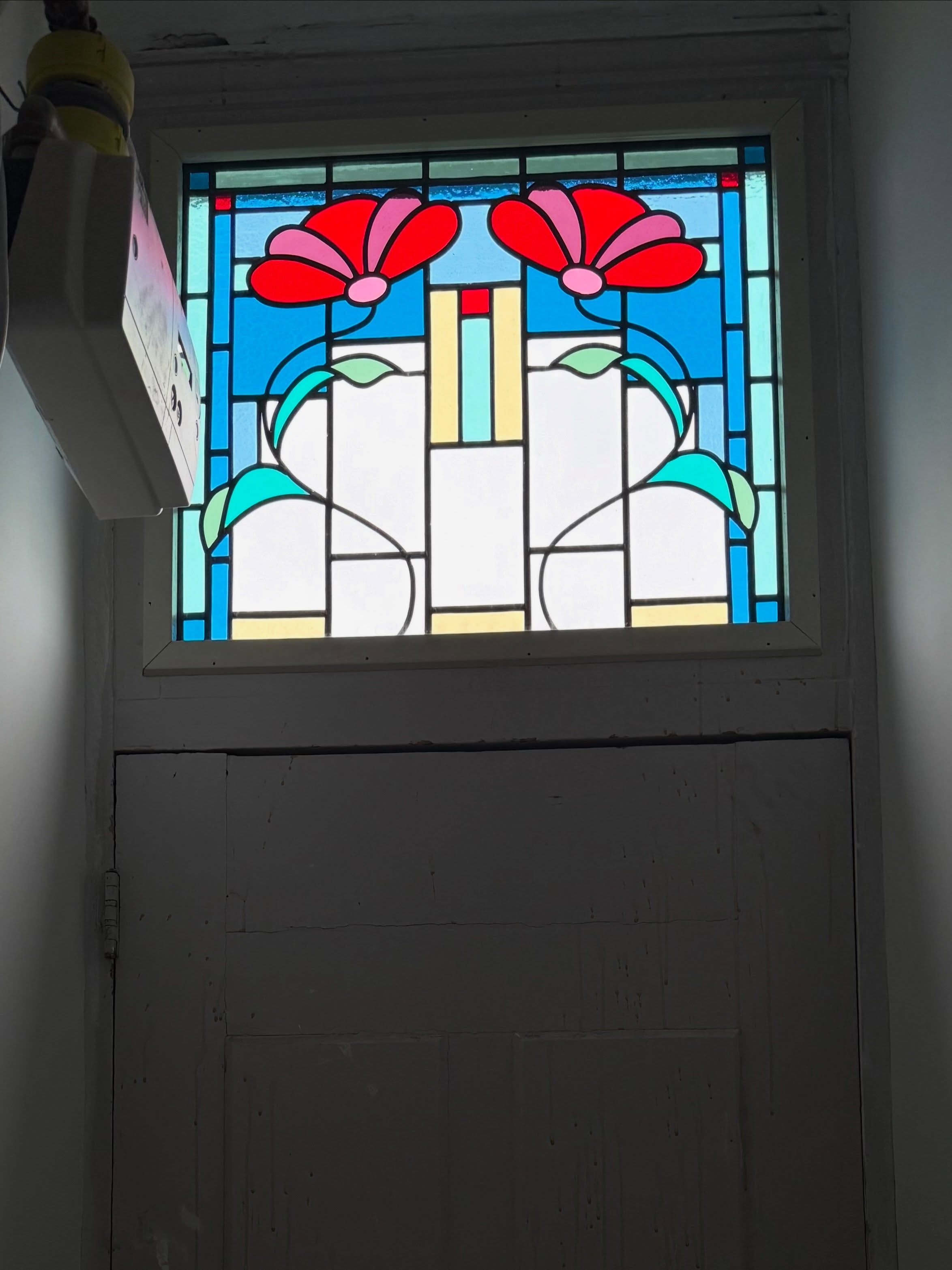 Bovenlicht met rode tulpen op blauw en turquoise glas