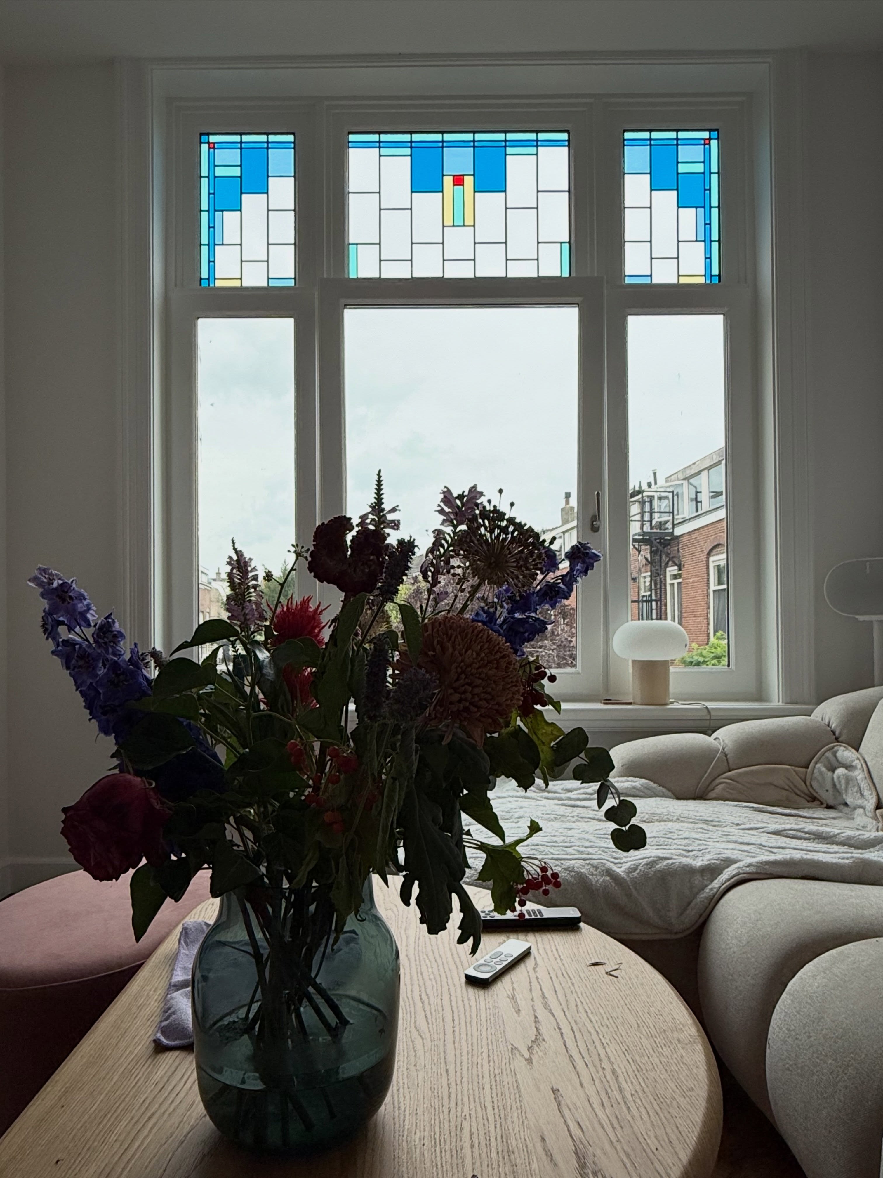 Woonkamer met blauw-witte bovenlichten